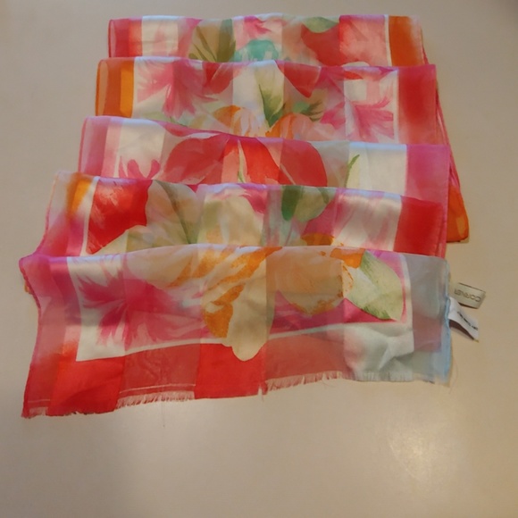 Casual Corner Accessories - Gorgeous CASUAL CORNER 100/ Silk Scarf Casual Corner Accessories - Gorgeous CASUAL CORNER 100/ Silk Scarf